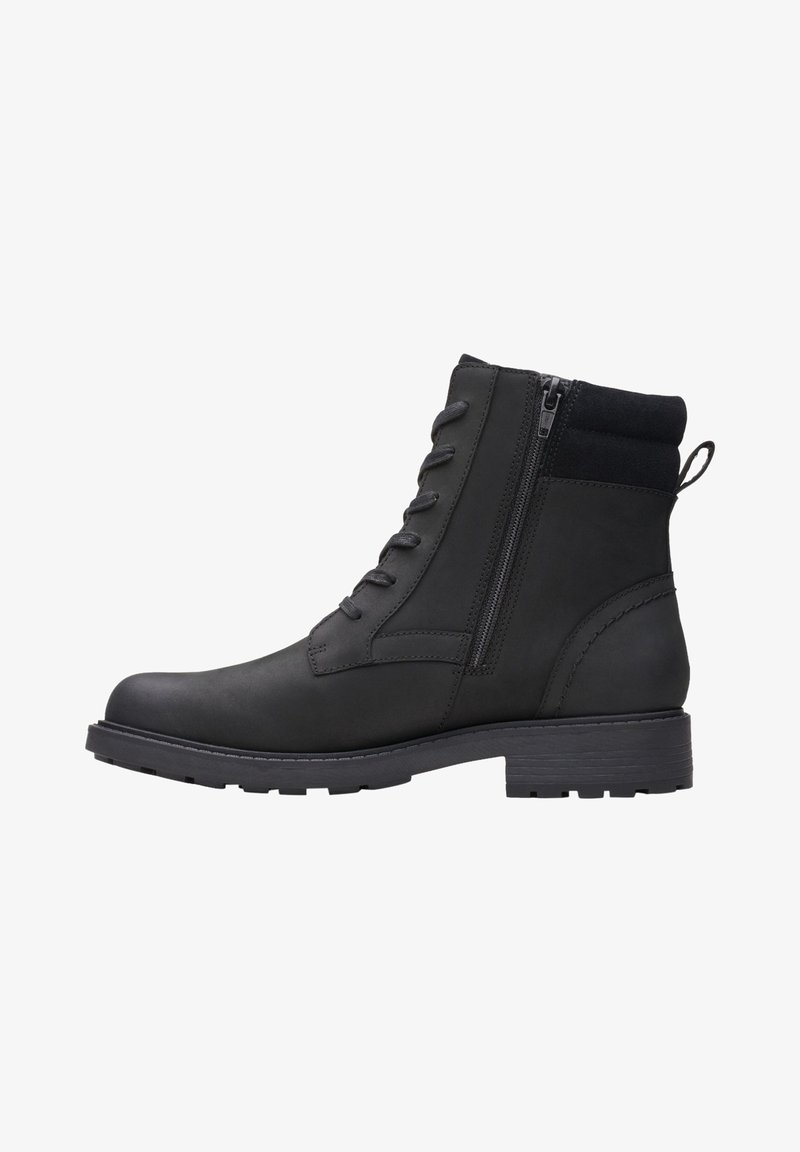 Bottes noires à la cheville en cuir lisse avec un devant lacé, fermeture éclair sur le côté, col rembourré et semelle en caoutchouc présentant un motif de bande de roulement texturé.