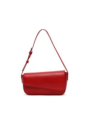 Sac à bandoulière en cuir rouge avec une sangle réglable et une fermeture à rabat, présenté sur fond blanc.