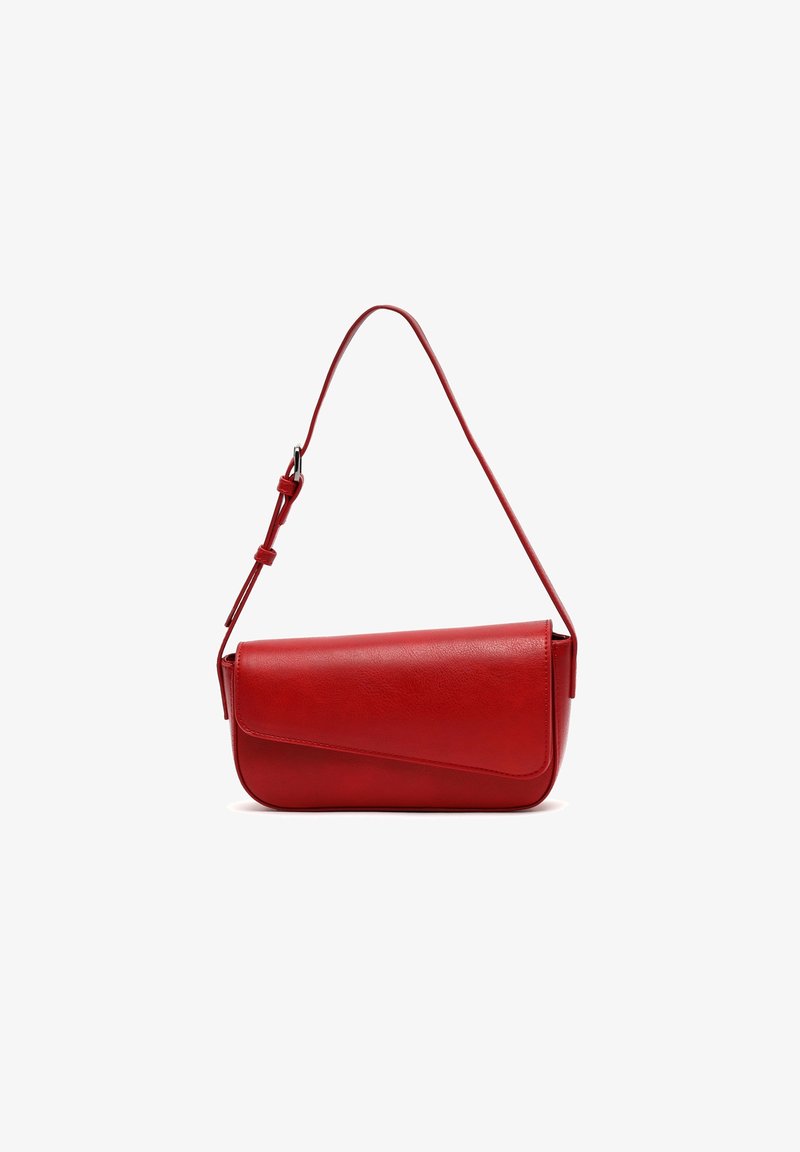 Sac à bandoulière en cuir rouge avec une sangle réglable et une fermeture à rabat, présenté sur fond blanc.
