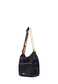 Borsa a spalla nera in nylon con una tracolla texturizzata in oro, accentata da una cerniera dorata e una tasca con cerniera frontale. Presenta un design elegante e arrotondato.