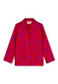 Felroze jas met een bloemenpatroon in donkerrood. Gemaakt van gladde stof met een klassieke kraag en een knoopsluiting aan de voorkant.