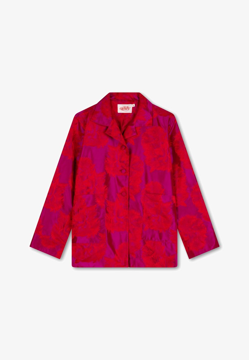 Felroze jas met een bloemenpatroon in donkerrood. Gemaakt van gladde stof met een klassieke kraag en een knoopsluiting aan de voorkant.