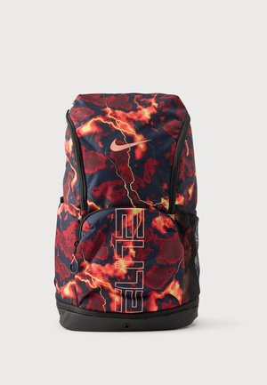 Sac à dos Nike avec un motif d’éclairs rouges, orange et noirs, une poche avant zippée, une poche latérale en mesh et une base noire.