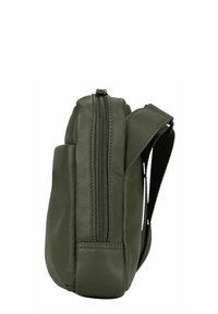 Borsa in pelle verde oliva dalla forma rettangolare, con chiusura a zip e tracolla regolabile nera. Texture liscia e design minimalista.