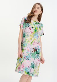 Blumenkleid mit einem pinken Grundton und lebendigen grünen, blauen und lila botanischen Mustern. Kurze Ärmel und lockere Passform für Komfort.