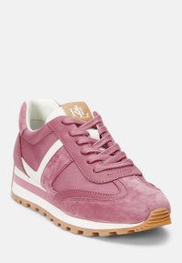 Rosa mocka- och textilsko med vita accenter, gummisula, snörning fram, och logotypmärke på tungan, vinklad sidovy.