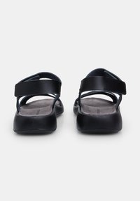 Mustad mustad dualrihmadega, painduva materjaliga, tekstiilse halli sisetallaga ja ümarate varvastega. Kerged ja mugavad.