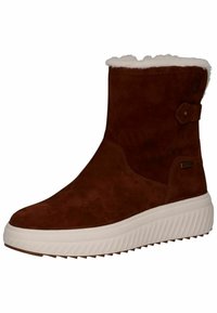 Brązowe botki ze skóry zamszowej z białą gumową podeszwą, miękkim ociepleniem na górze i ozdobnym guzikiem z boku. Podeszwa ma fakturowany wzór bieżnika.