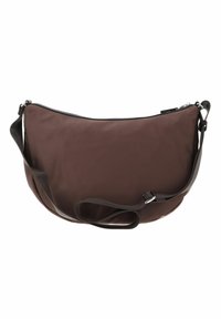 Bruine nylontas met een gebogen vorm en een zwarte ritssluiting, voorzien van een lange verstelbare strap voor gebruik over de schouder of als crossbody.