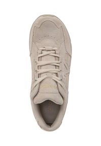 Sneaker in suede beige con design allacciato, linguetta imbottita e logo dorato sottile; presenta perforazioni e dettagli testurizzati sulla parte superiore.