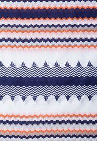 Tissu à motifs avec des dessins en zigzag et triangulaires en bleu marine, orange, gris et blanc. La texture semble lisse avec une qualité légère et aérienne.