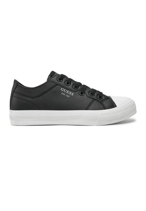 Sneaker bassa in pelle nera con suola e punta in gomma bianca, lacci neri e logo "GUESS EST. 1981" sul lato.