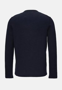 Maglietta a maniche lunghe navy realizzata in tessuto morbido, con un semplice colletto girocollo, taglio dritto e senza decorazioni o motivi visibili.