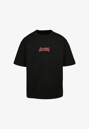 Črna bombažna majica s kratkimi rokavi in okroglim izrezom. Opaženo rdeče vezeno besedilo na prednjem delu. Mehak tekstura, sproščen kroj.