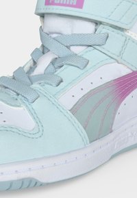 Ανοιχτό μπλε και λευκό sneaker Puma με ροζ λεπτομέρειες, δεμένα κορδόνια και επενδεδυμένη γλώσσα με το λογότυπο Puma.