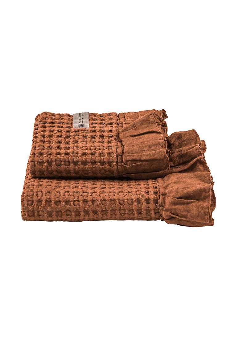 Braunes, strukturiertes Bettwäsche-Set mit Waffelmuster und Rüschenkanten. Der Stoff wirkt weich und plüschig, mit einem sichtbaren, gewebten Etikett.