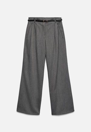 Sive široke hlače visokog struka s prednjim naborima, bočnim džepovima i tankim crnim remenom sa zlatnom kopčom.