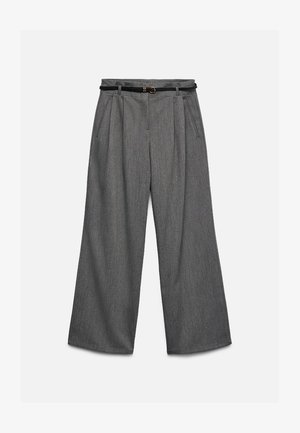 Sive široke hlače visokog struka s prednjim naborima, bočnim džepovima i tankim crnim remenom sa zlatnom kopčom.