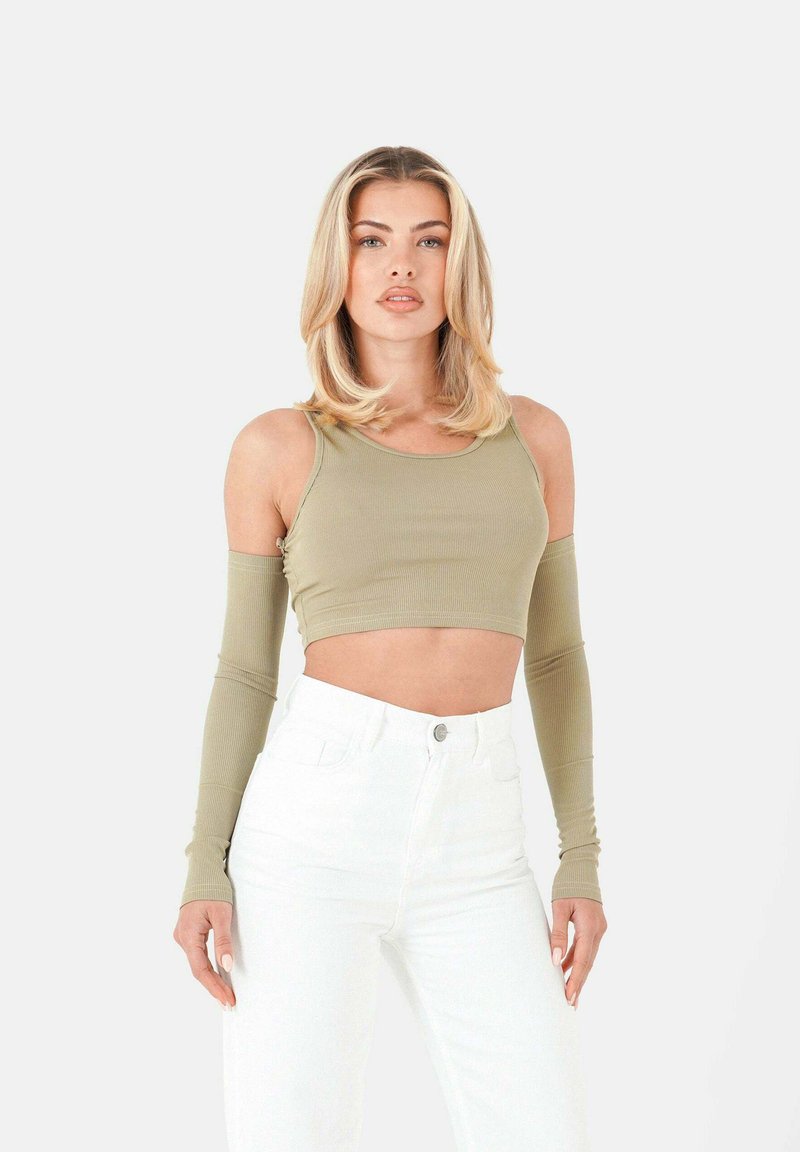 Kaki kortärmad tanktopp med långa ärmar och ribbad textur, tillsammans med högmidjade vita jeans; enkel och figurnära design.