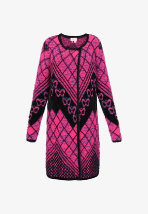 Ilgas, pūkuotas kardiganas rožinės ir juodos spalvų, turintis geometrinį deimanto raštą su širdelėmis ir tekstūruotu paviršiumi. Atviras priekinis užsegimas, ilgos rankovės.