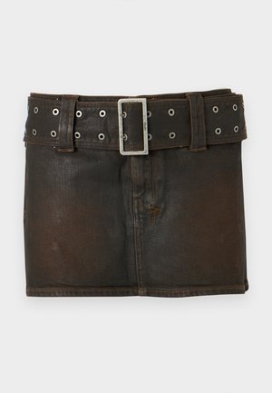 Zwarte denim minirok met zilverkleurige gespriem met meerdere oogjes, plat liggend op een lichte achtergrond.