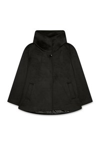 Cămașă neagră cu guler înalt, realizată dintr-un material moale. Dispune de un sistem de închidere cu butoane pe față și două buzunare laterale. Design simplu și plat.