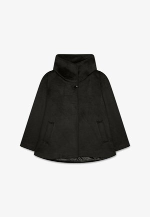Cappotto nero con colletto alto, realizzato in materiale morbido. Presenta una chiusura frontale con bottoni e due tasche laterali. Design semplice e piatto.