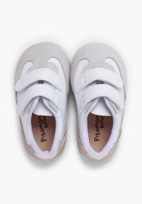 Witte en grijze peuterschoenen met twee klittenbandsluitingen, gemaakt van suede en mesh materiaal, ronde neus en een zachte binnenvoering.