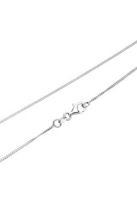 Sølv kædehalskæde med et slankt, fladt design, der har en lobsterlås og små cirkulære led, som fremhæver dens glatte metaloverflade.
