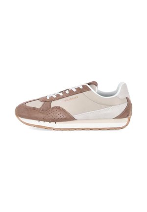 Casual lage sneaker in beige en bruin suède met witte veters, geperforeerde details en een rubberen zool.
