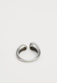 Sølvmetallisk åpen mansjett ring med buede ender, glatt overflate og minimalistisk design. Ingen mønstre eller dekorasjoner til stede.