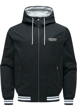 Sort hættejakke med hvide snore, lynlås foran, lynlåslommer i siden, "ragwear" logo på brystet og hvide stribede manchetter og kant.