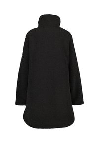 Sort oversized fleece pullover med høj krave, der har en blød og tekstureret overflade, buet kant og drop shoulders.