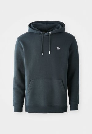 Dunkelgrauer Kapuzenpullover aus weichem Material. Mit einer Kängurutasche und geripptem Saum. Kleines weißes Logo auf der Brust.