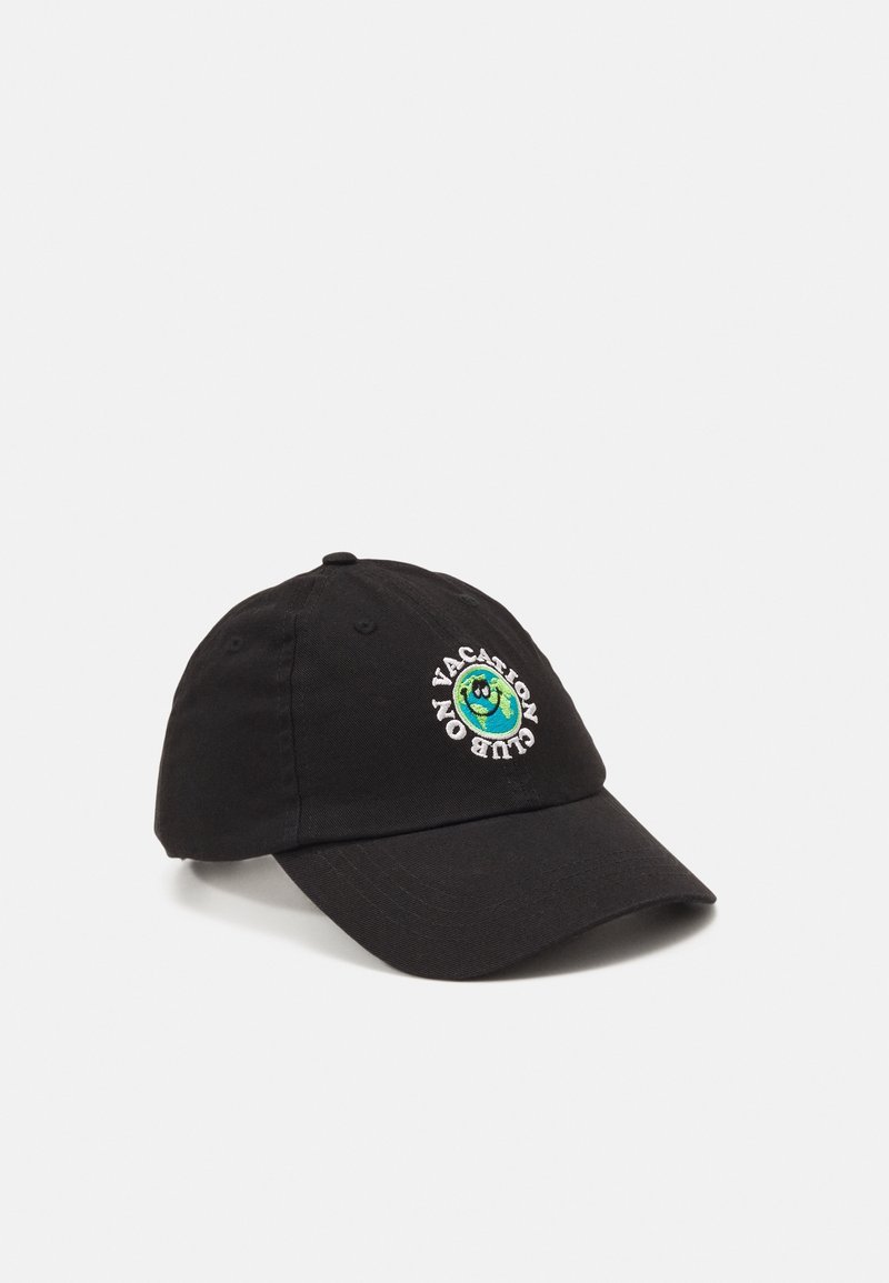 Casquette de baseball noire avec une terre verte et bleue brodée portant des lunettes de soleil et un texte blanc indiquant "Vacation Club On."