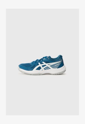 Sapatilha desportiva azul com realces brancos, parte superior em malha e sola texturizada. Apresenta um design de amarração e um colar acolchoado para suporte.