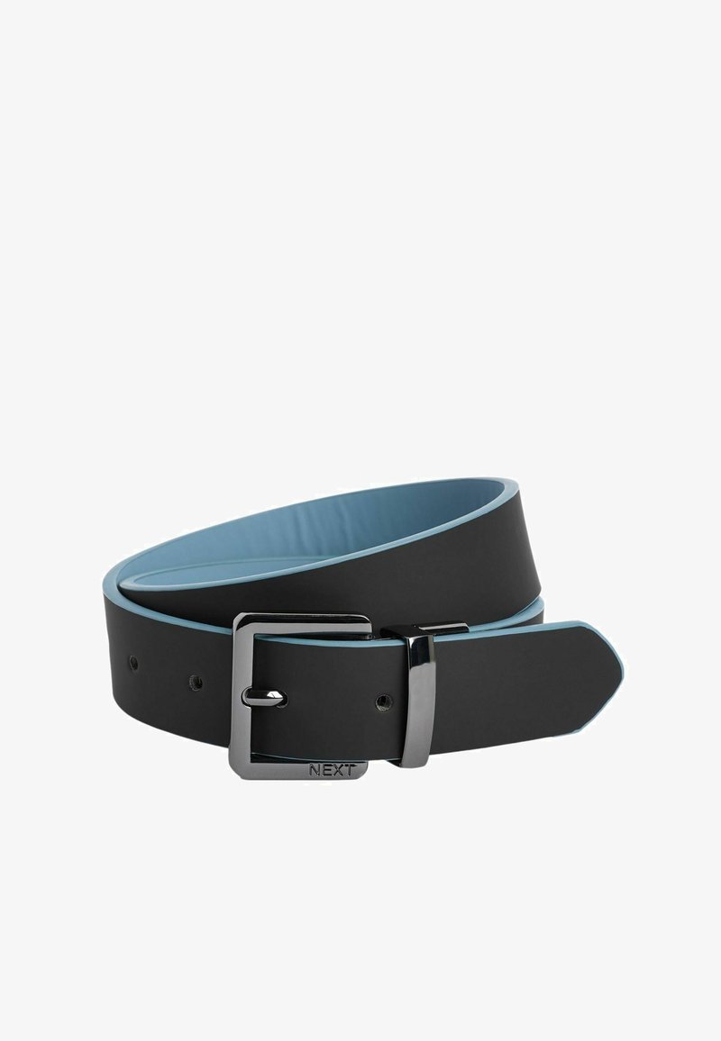 Ceinture noire avec un intérieur bleu clair, boucle rectangulaire en argent, finition lisse et plusieurs trous d'ajustement. Conçue pour un usage décontracté.