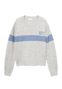 Světle šedý svetr vyrobený z měkkého materiálu, s modrým vodorovným pruhem a vyšitým nápisem "NYC" na levé straně.