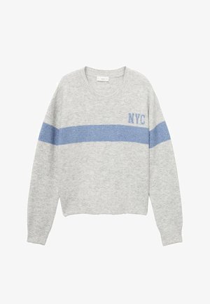 Lys grå sweater lavet af blødt materiale, med en blå vandret stripe og "NYC" broderet detalje på venstre side.