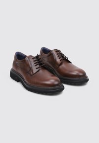 Zapatos de vestir de cuero marrón con puntera redonda, diseño de cordones, suela de goma negra contrastante y forro interior azul. Textura suave y costuras mínimas.