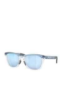Occhiali da sole con lente azzurra e montatura in plastica trasparente, forma a occhio di gatto, con il marchio Oakley sulla tempia. Presentano dettagli in gomma per una migliore presa.