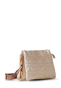 Beige Lederhandtasche mit gestepptem, rundem Design und goldenen Beschlägen. Mit einer Kettenriemen mit Stoffakzenten für zusätzlichen Textur. Reißverschlussverschluss.