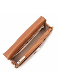 Portafoglio in pelle marrone con un esterno testurizzato, compartimenti con zip e una fodera interna liscia. La vista aperta mette in evidenza i dettagli dell'organizzazione.