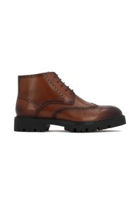 Stivali alla caviglia in pelle marrone con dettagli brogue, design stringato e suola in gomma nera con battistrada. Presentano una superficie liscia e una punta arrotondata.