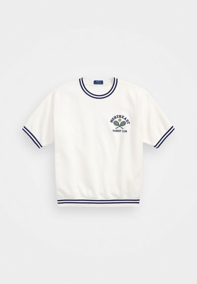 Hvit kortermet sweatshirt med rund hals, med mørkeblå ribbede mansjetter og nederkant, og "NORTHEAST RACQUET CLUB" brodert på brystet.