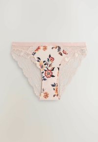 Cvetlični čipkasti tangice v mehki rožnati barvi, z vzorcem cvetov v odtenkih rdeče in modre. Čipkasti rob ob pasu in odprtinah za noge povečuje teksturo.