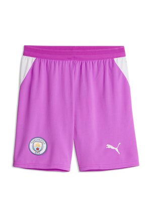 Shorts de football violet de Manchester City avec logo Puma blanc à droite et écusson du club à gauche, panneaux blancs sur les côtés.