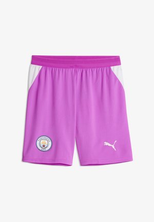 Pantaloncini da calcio viola del Manchester City con logo Puma bianco a destra e stemma del club a sinistra, pannelli bianchi sui lati.