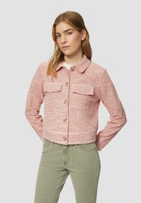 Roze tweed jasje met een kraag, knoopsluiting aan de voorkant en twee borstzakken. Gelaagd stof met een korte pasvorm.