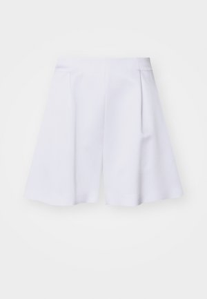 Hvite skreddersydde shorts med høy livhøyde, folder og en glatt tekstur, som gir en strukturell, moderne silhuett.